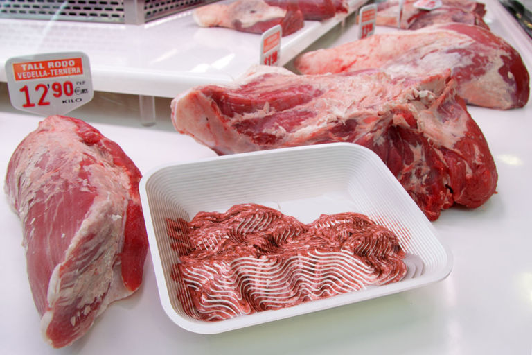 Photographic contour sculpture portraying minced meat in a white foam tray, staged at the butcher's